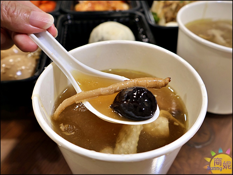 叁食初外帶櫃｜食尚玩家報導老宅私房菜新光三越也有！招牌私房菜、個人養生煲湯外帶即食，現在還有8折優惠