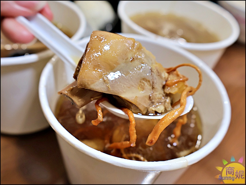叁食初外帶櫃｜食尚玩家報導老宅私房菜新光三越也有！招牌私房菜、個人養生煲湯外帶即食，現在還有8折優惠
