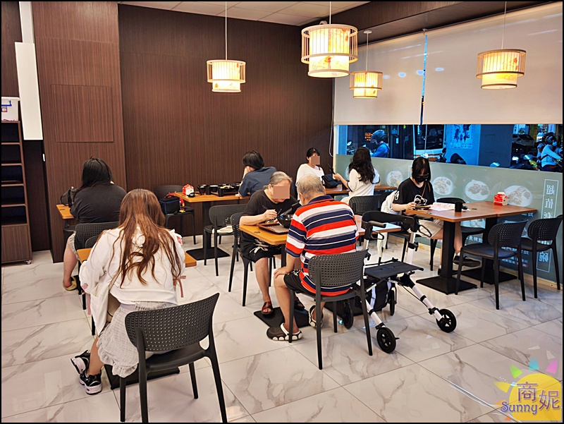 麻子辣蒙古麻辣燙|新竹排隊名店插旗台中！60種食材8元起，果凍麻辣鴨血神好吃 獨門白湯/蒙古紅湯辣度任選附飲料暢飲免服務費