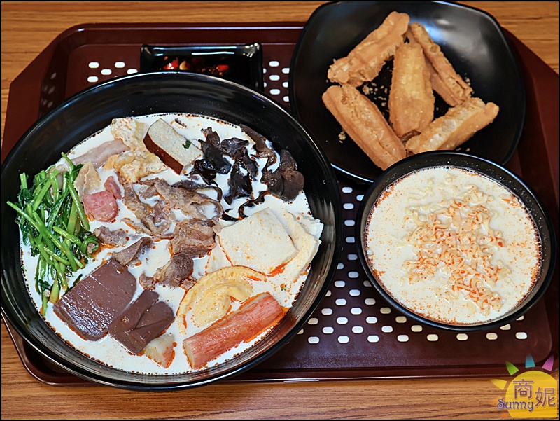 麻子辣蒙古麻辣燙|新竹排隊名店插旗台中！60種食材8元起，果凍麻辣鴨血神好吃 獨門白湯/蒙古紅湯辣度任選附飲料暢飲免服務費