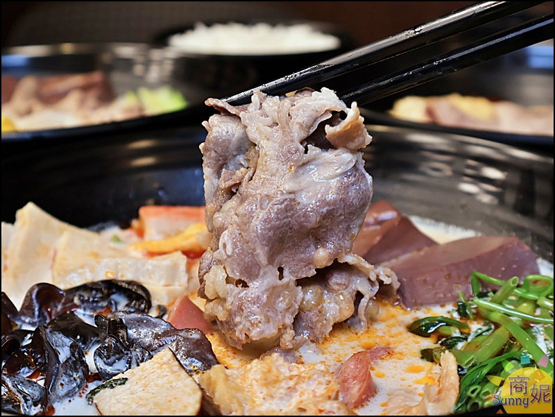 麻子辣蒙古麻辣燙|新竹排隊名店插旗台中！60種食材8元起，果凍麻辣鴨血神好吃 獨門白湯/蒙古紅湯辣度任選附飲料暢飲免服務費