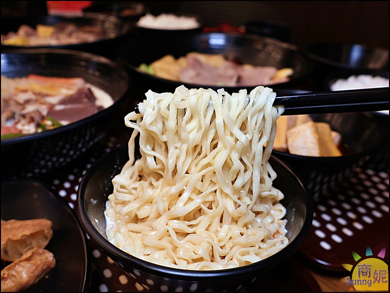 麻子辣蒙古麻辣燙|新竹排隊名店插旗台中！60種食材8元起，果凍麻辣鴨血神好吃 獨門白湯/蒙古紅湯辣度任選附飲料暢飲免服務費