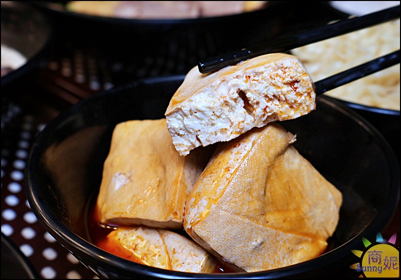 麻子辣蒙古麻辣燙|新竹排隊名店插旗台中！60種食材8元起，果凍麻辣鴨血神好吃 獨門白湯/蒙古紅湯辣度任選附飲料暢飲免服務費